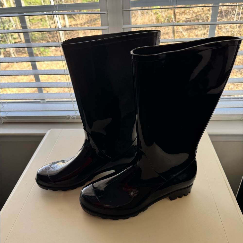 Rain Boots- Color Black- very comfy. Some light scratches.